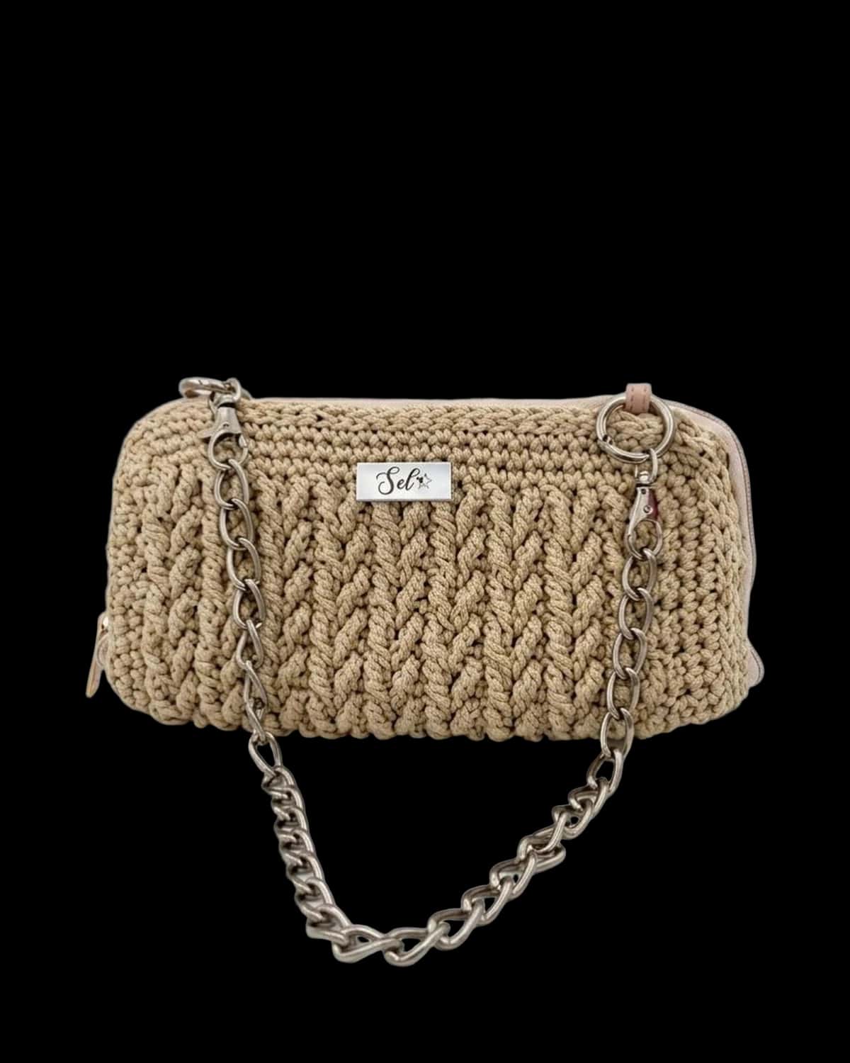 Bolsa Amsterdã bege em ponto trança com corrente prateada, foto de catálogo em fundo neutro