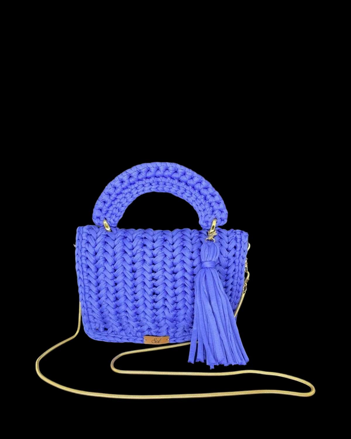 Bolsa Bali azul-violeta com alça de mão em crochê, tassel e alça fina, foto de catálogo em fundo neutro