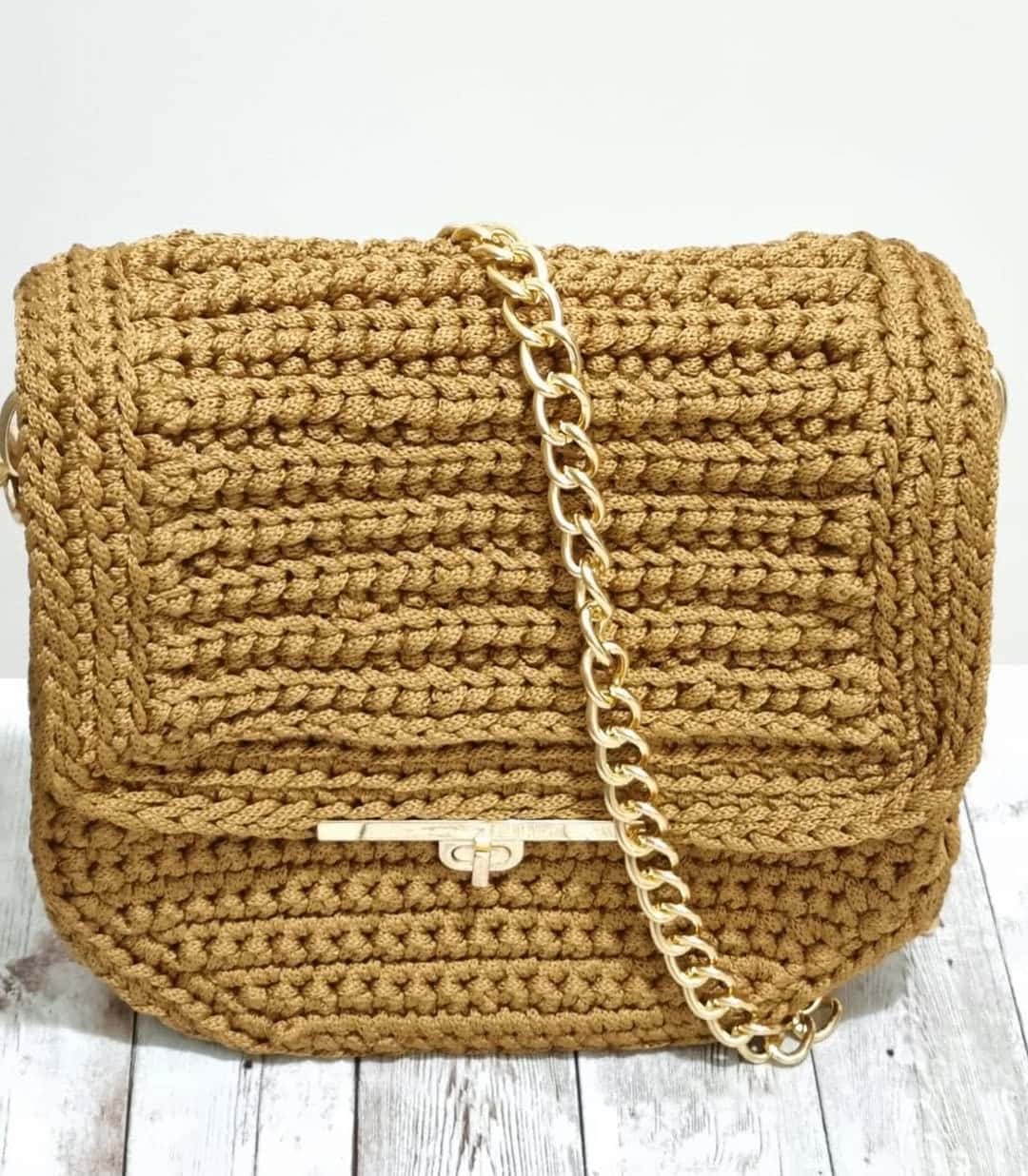 Bolsa Buenos Aires caramelo com fecho dourado e corrente dourada