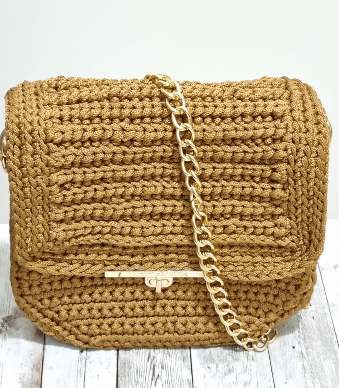 Bolsa Buenos Aires caramelo com fecho dourado e corrente dourada