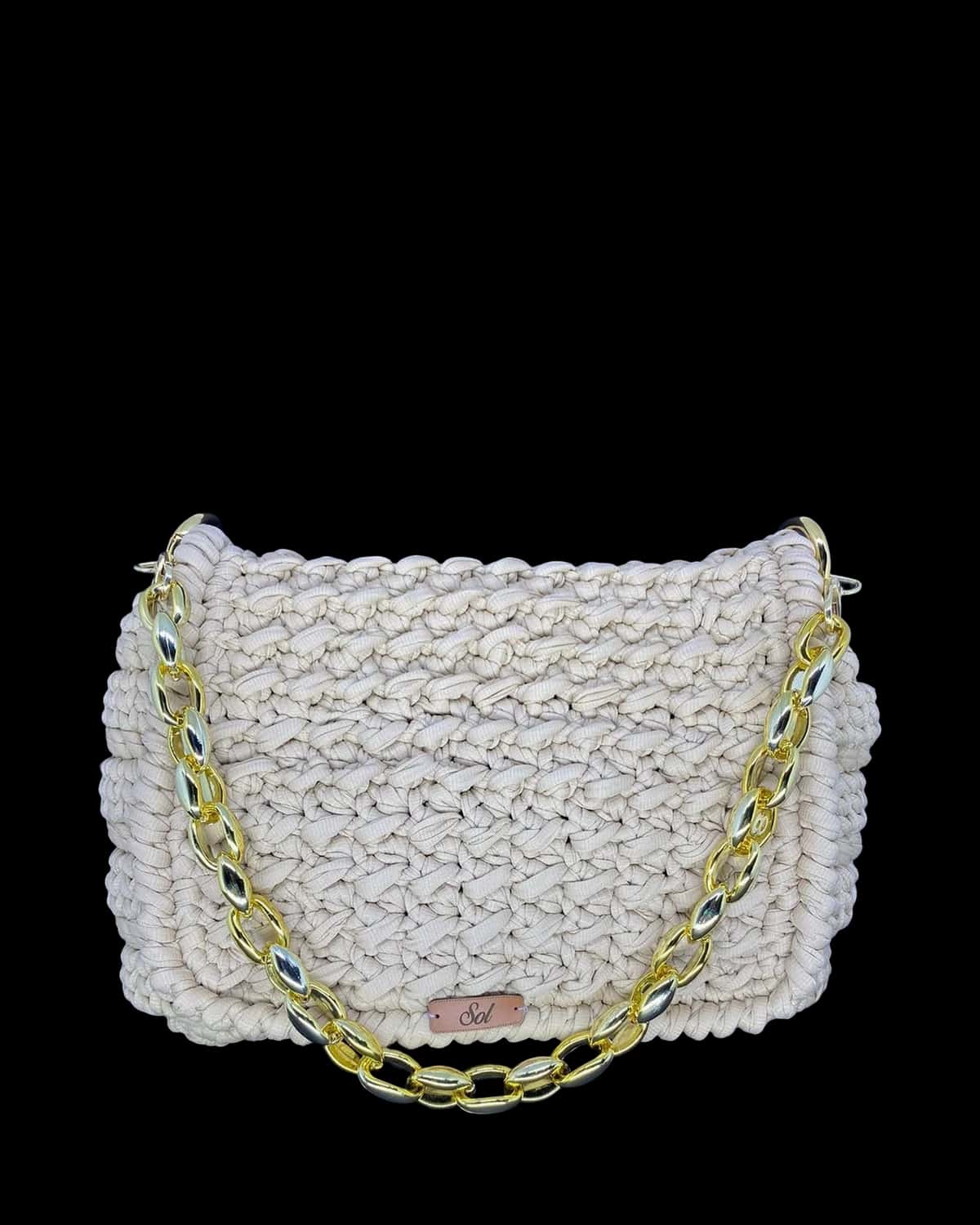 Bolsa Genebra off-white em ponto pipoca, com alça de corrente dourada, foto de catálogo em fundo neutro