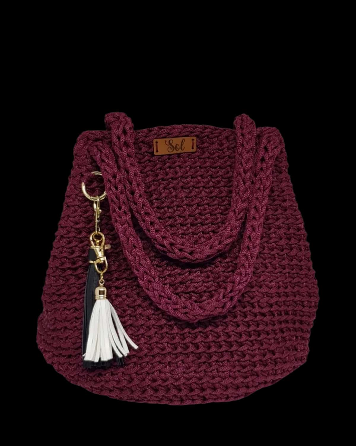 Bolsa Istambul vinho, grande, em crochê de fio náutico com alças de cordão e tassel branco, foto de catálogo em fundo neutro