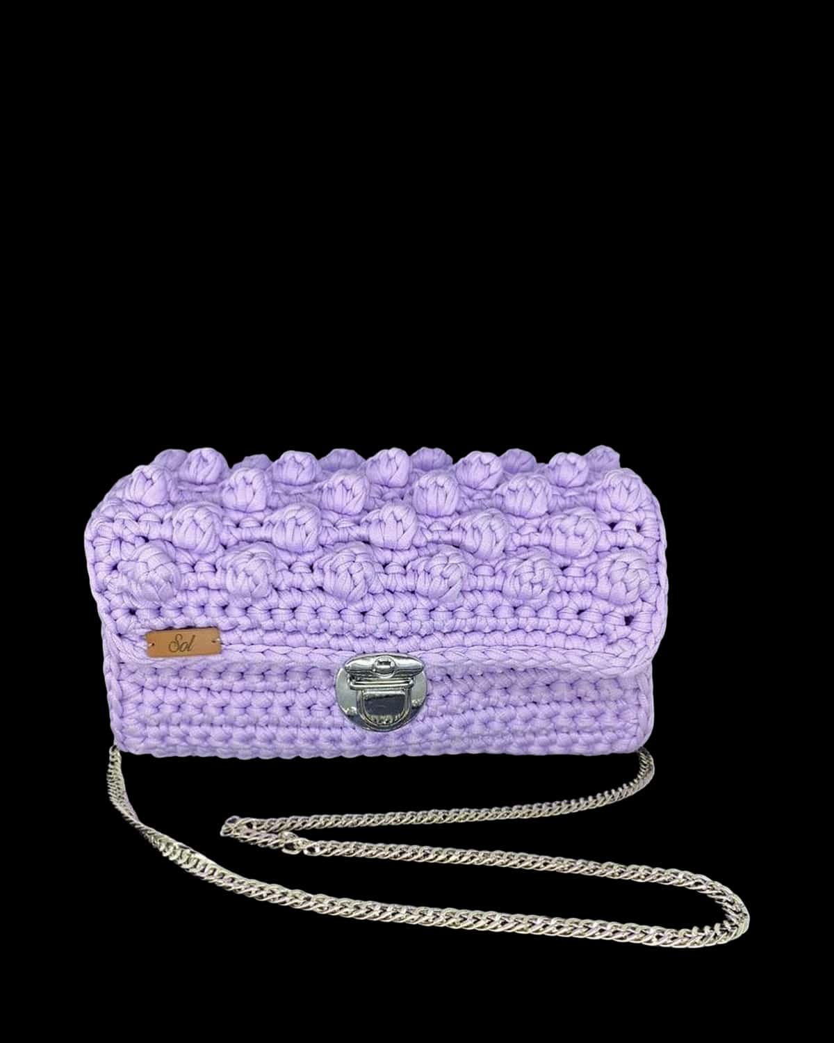 Bolsa Kyoto lilás com aba em ponto pipoca, fecho prateado e corrente fina, foto de catálogo em fundo neutro