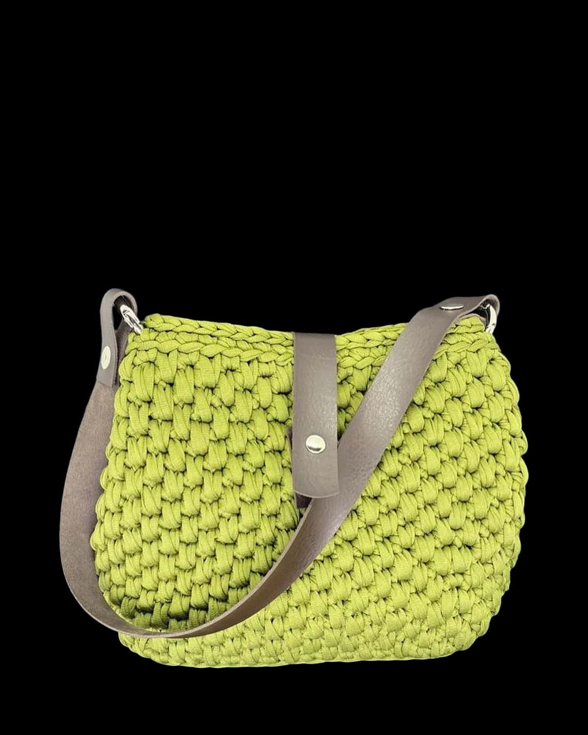 Bolsa Lisboa verde-lima em crochê de fio de malha, com tira de fecho e alça de ombro tipo couro, foto de catálogo em fundo neutro
