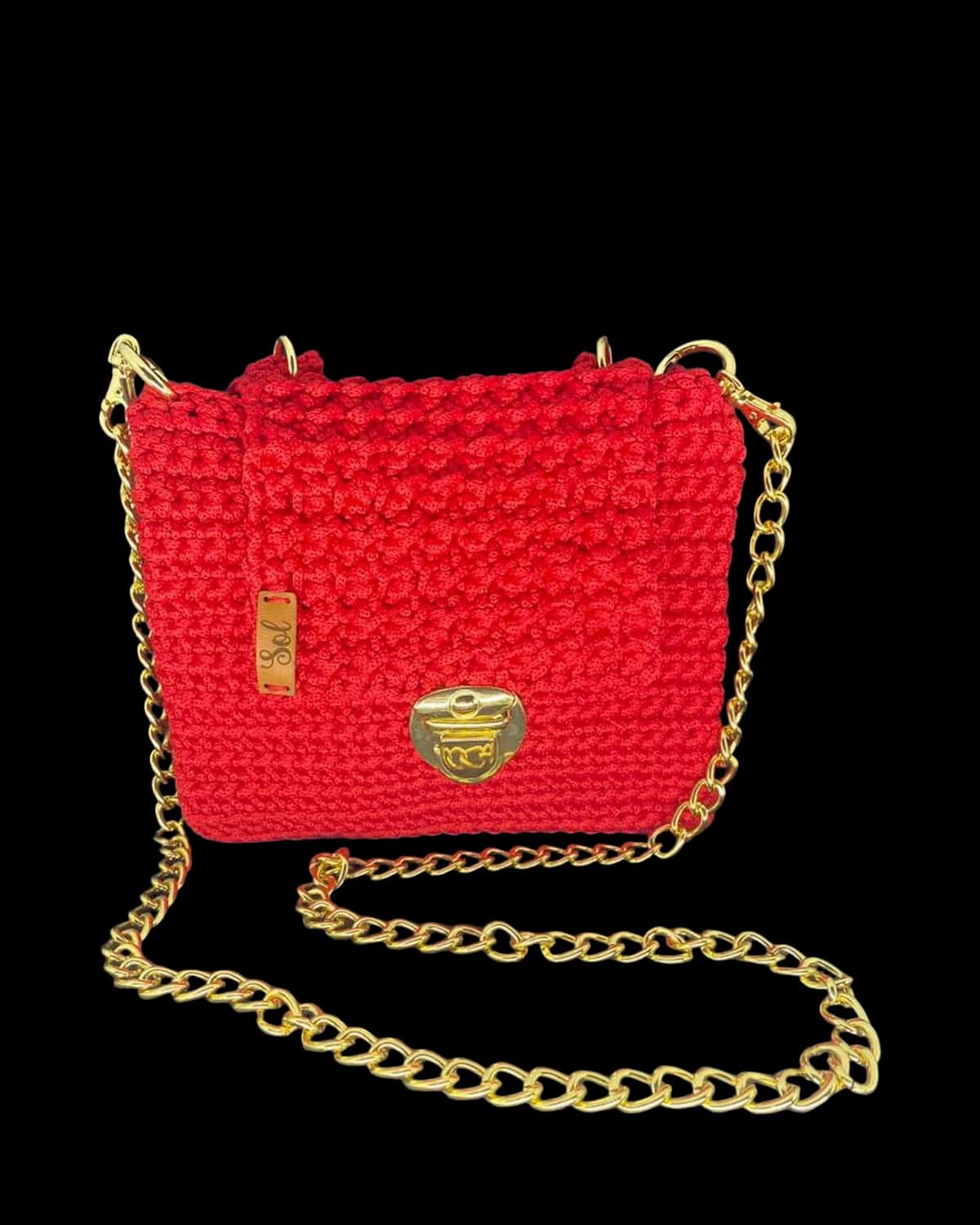 Bolsa Londres vermelha com fecho dourado e corrente dourada de elos grandes, foto de catálogo em fundo neutro