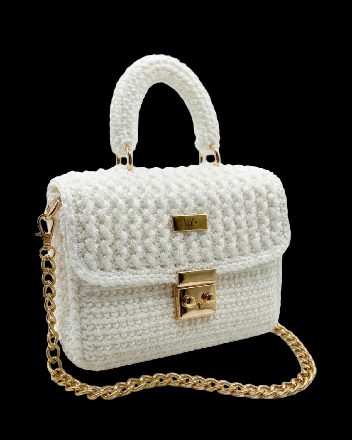 Bolsa Lucerna em crochê branco com fecho e corrente dourados, foto de catálogo em fundo neutro