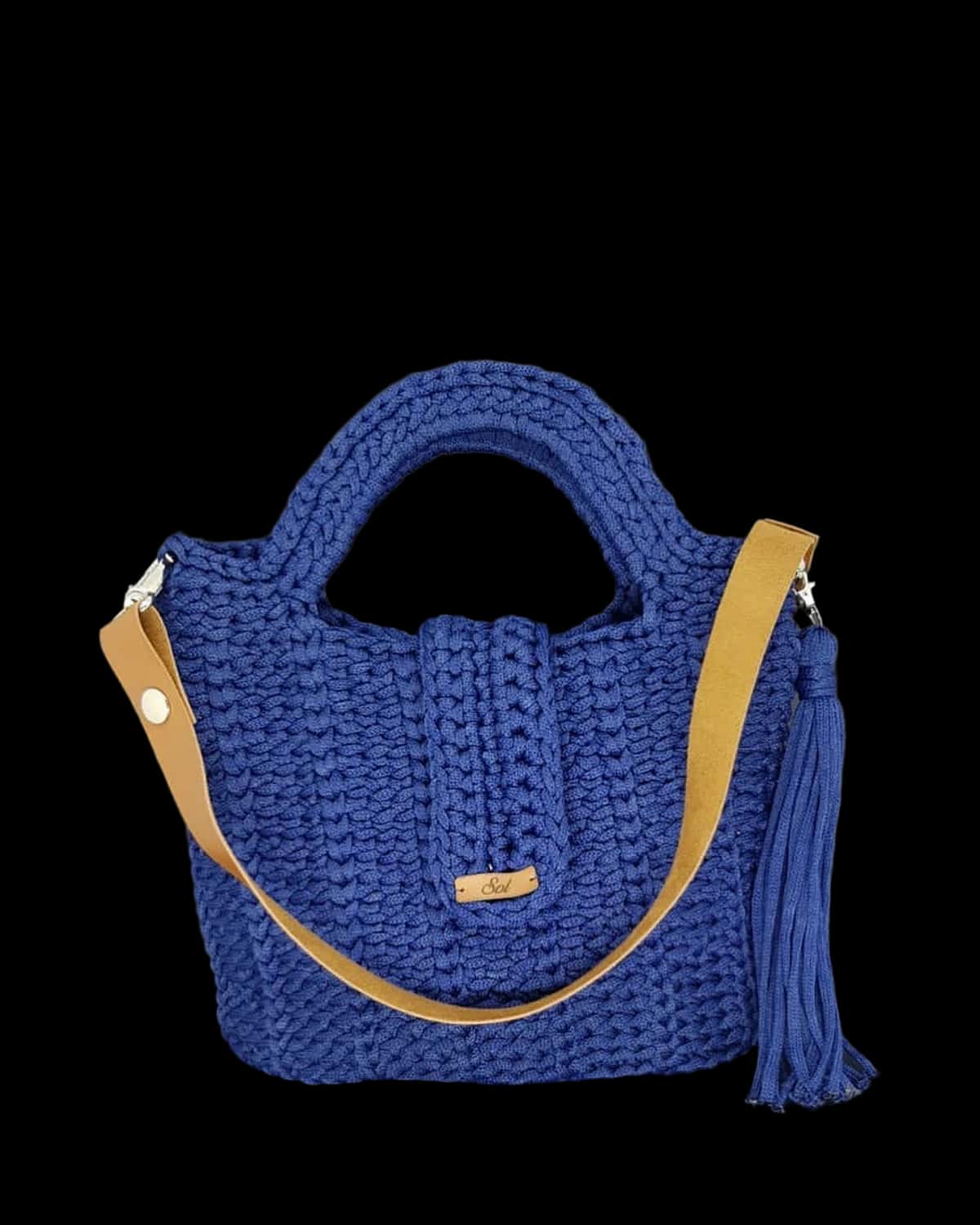 Bolsa Montreal azul-royal com alça de mão vazada, tassel e alça tipo couro caramelo, foto de catálogo em fundo neutro