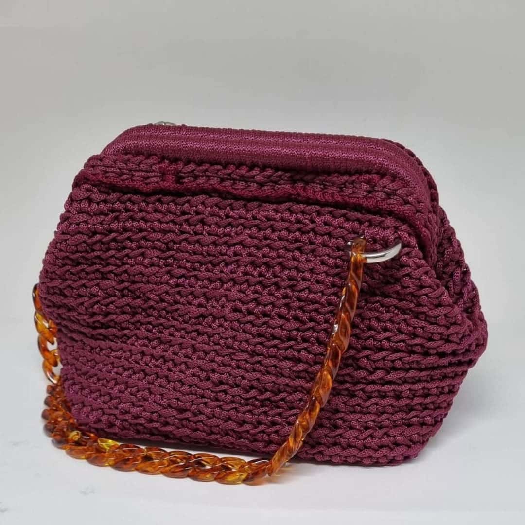 Bolsa Mykonos marsala com fecho boca de lobo e alça de elos de acrílico âmbar