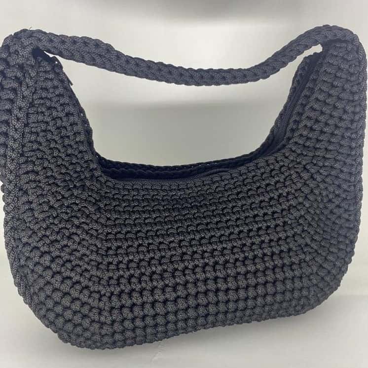 Bolsa Nova Iorque preta em formato meia-lua, toda em crochê
