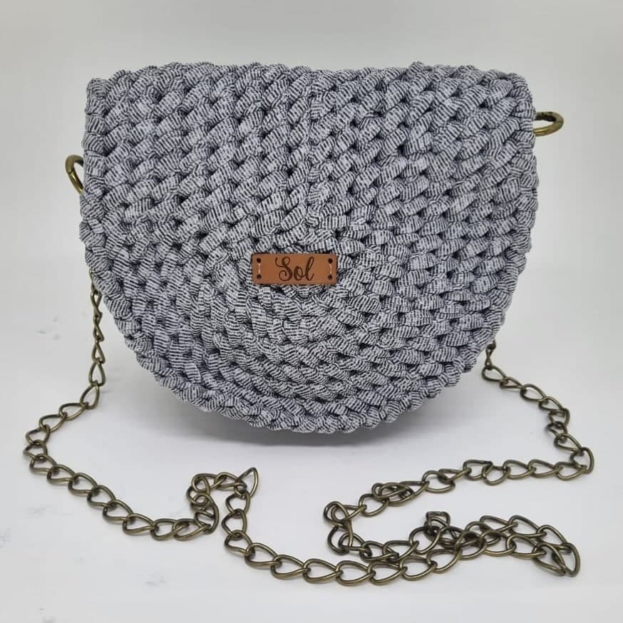Bolsa Rio de Janeiro em meia-lua, fio de malha cinza mesclado, com corrente em ouro velho