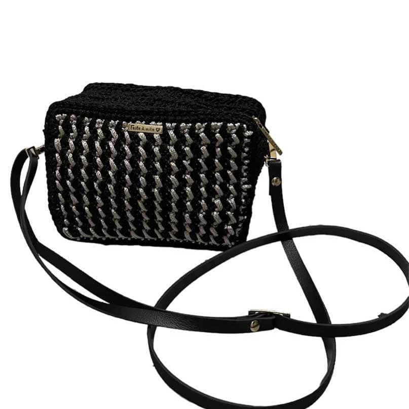 Bolsa Sardenha retangular em crochê preto e prata, com zíper e alça tiracolo tipo couro preto