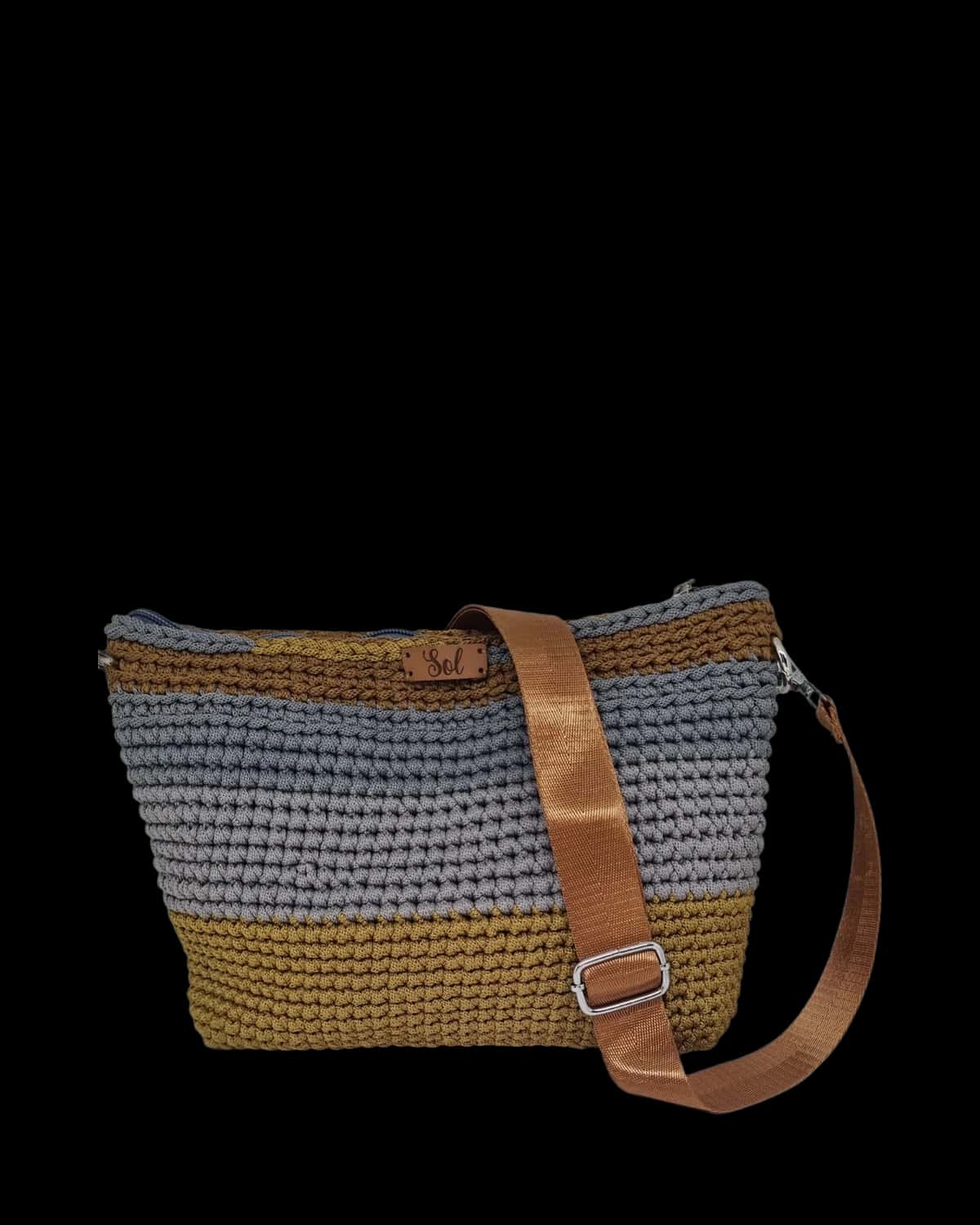Bolsa Sevilha listrada em mostarda e cinza com alça transversal, foto de catálogo em fundo neutro