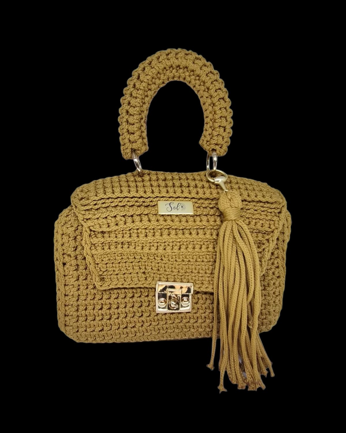 Bolsa Siena em crochê mostarda com fecho dourado e franja, foto de catálogo em fundo neutro